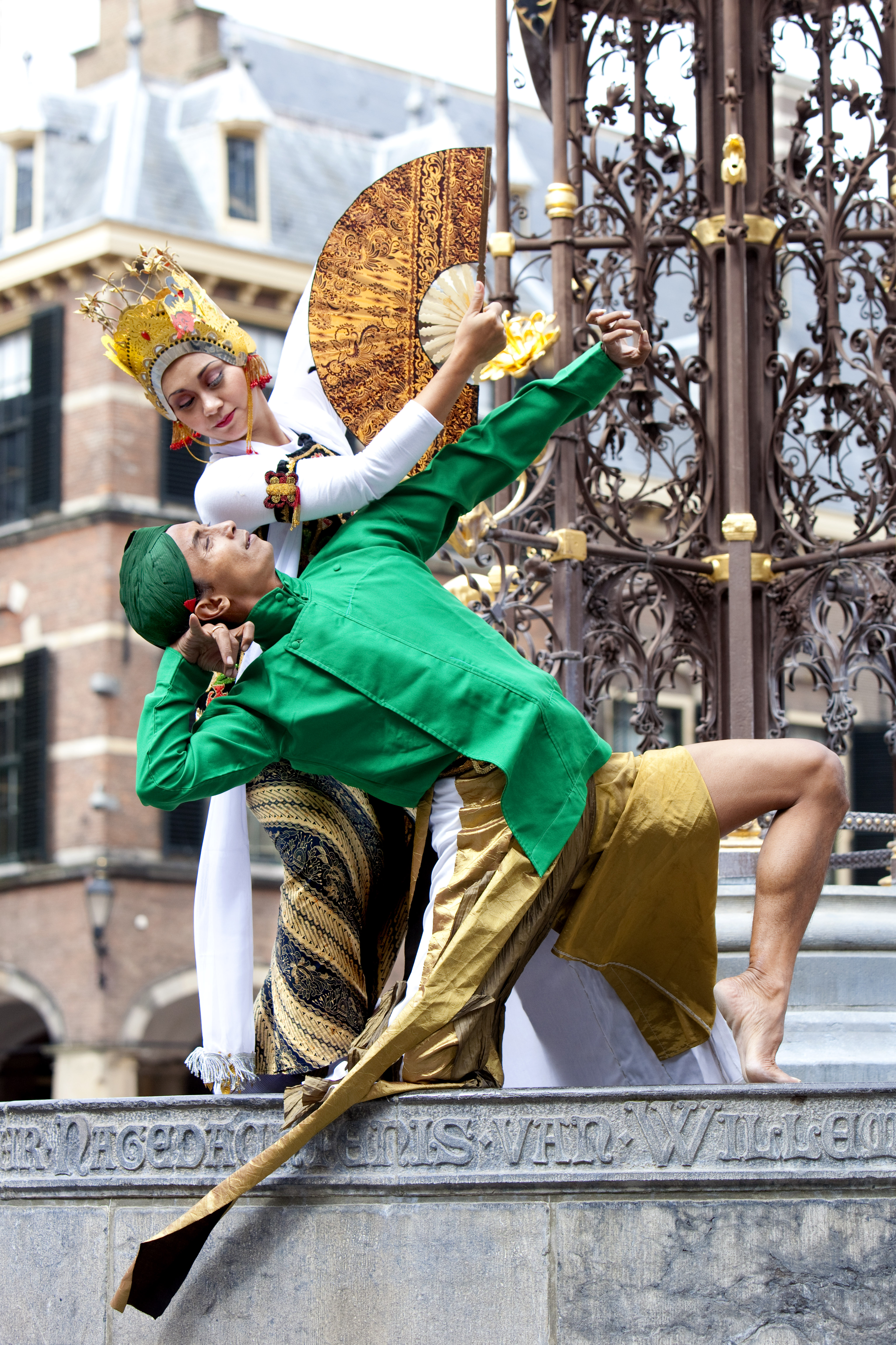 Indonesische dans van Agung Gunawan en Deasylina da Ary op het Binnenhof van Den Haag